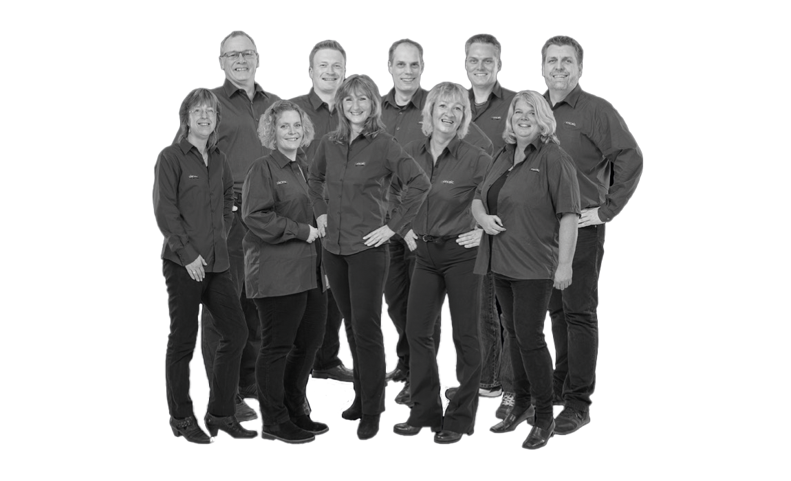 Neun Personen in einheitlicher dunkler Arbeitskleidung stehen in zwei Reihen, einige mit Händen in den Taschen oder auf der Hüfte.