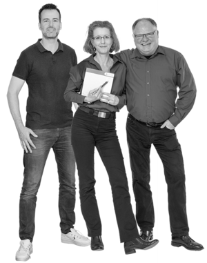 Drei Personen stehen nebeneinander, die mittlere hält einen Notizblock und einen Stift, alle tragen legere Kleidung.