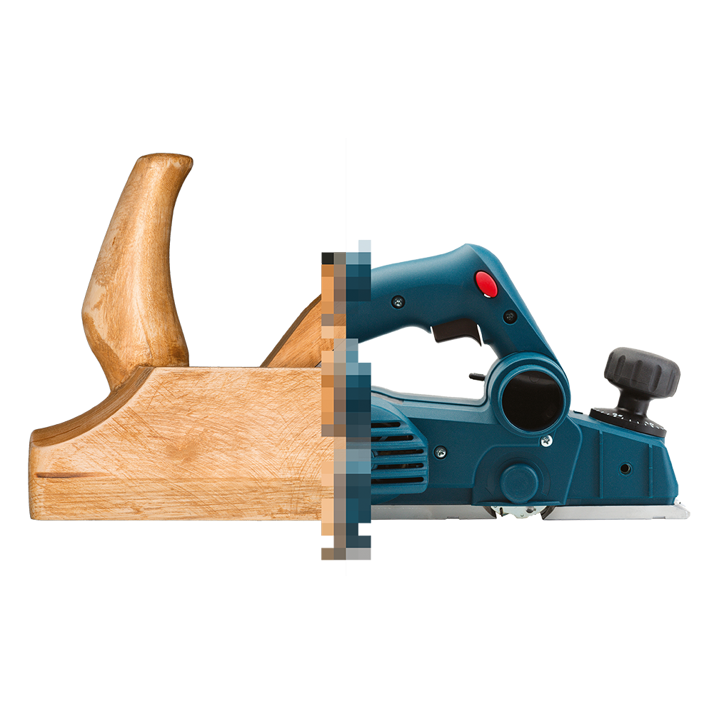 Halb Holzhandhobel mit Griff, halb elektrischer Hobel mit blauem Gehäuse, rotem Knopf und schwarzem Einstellrad, nebeneinander dargestellt